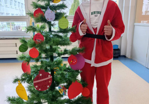 Uczeń w stroju świetego mikołaja