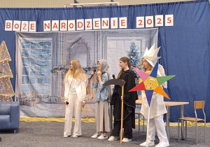 Uczniowie na scenie - występują w przedstawieniu