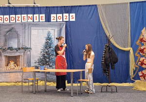 Uczniowie na scenie - występują w przedstawieniu