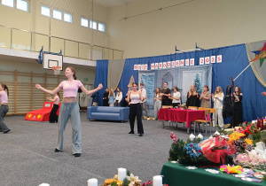 Uczniowie na scenie - występują w przedstawieniu