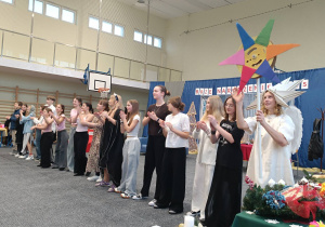 Uczniowie występujący w przedstawieniu