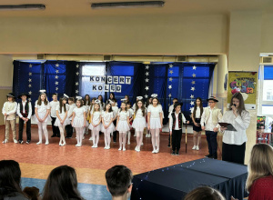 Dzieci stoją na scenie podczas koncertu