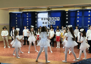 Dzieci wystepują na scenie.