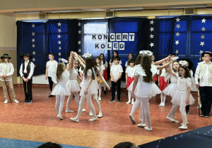 Dzieci wystepują na scenie.