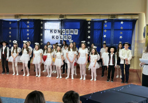 Dzieci wystepują na scenie.