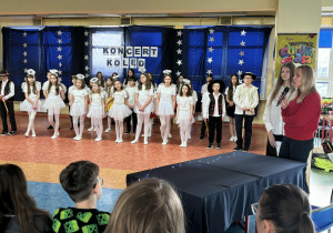 Dzieci wystepują na scenie.