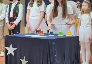 Uczennica gra na dzwonkach.