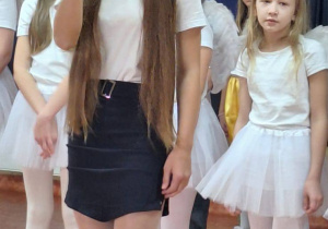 Uczennica - solistka śpiewa kolędę.