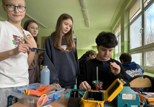 Uczniowie podczas lutowania układów na płytce