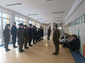 Uczniowie ze szkoły mundurowej stoją na baczność