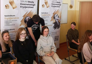 Uczniowie siedzą na spotkaniu