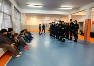 Uczniowie ze szkoły mundurowej prezentują swoje umiejętności