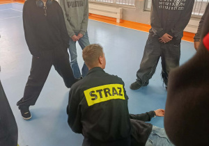 Uczniowie ze szkoły mundurowej prezentują swoje umiejętności