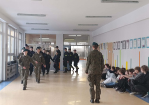 Uczniowie ze szkoły mundurowej prezentują swoje umiejętności