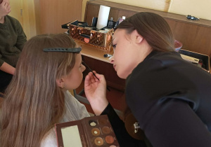 Uczennica maluje drugą uczennicę