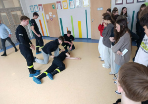 Uczniowie ze szkoły mundurowej prezentują swoje umiejętności