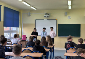 Nauczyciele i p. Dyrektor przemawiają do uczestników konkursu