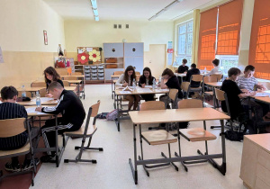 Uczestnicy konkursu rozwiązują zadania