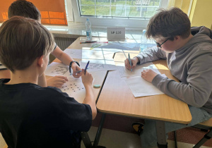 Uczestnicy konkursu rozwiązują zadania