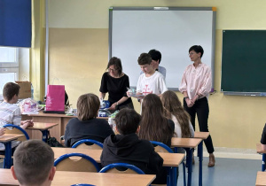 Nauczyciele i p. Dyrektor wręczają nagrody