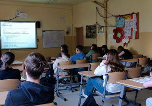 Uczniowie podczas spotkania z doradcą zawodowym z Łódzkiego Centrum Doskonalenia Nauczycieli i Kształcenia Praktycznego w Łodzi