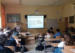 Uczniowie podczas spotkania z doradcą zawodowym z Łódzkiego Centrum Doskonalenia Nauczycieli i Kształcenia Praktycznego w Łodzi