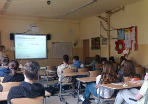 Uczniowie podczas spotkania z doradcą zawodowym z Łódzkiego Centrum Doskonalenia Nauczycieli i Kształcenia Praktycznego w Łodzi