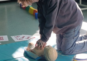 Uczeń ćwiczący na manekinie