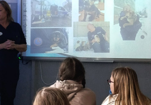 Funkcjonariusz Straży Miejskiej prowdzi zajecia z uczniami