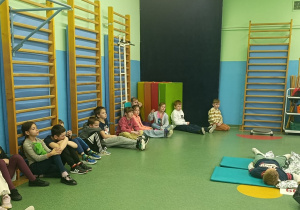 Funkcjonariusz Straży Miejskiej prowdzi zajecia z uczniami