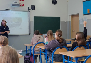 Funkcjonariusz Straży Miejskiej prowdzi zajecia z uczniami