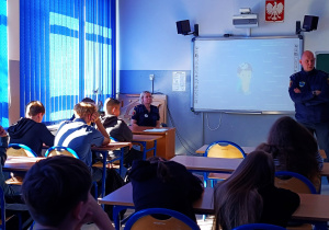 Funkcjonariusz Straży Miejskiej prowdzi zajecia z uczniami