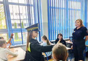 Funkcjonariusz Straży Miejskiej prowdzi zajecia z uczniami