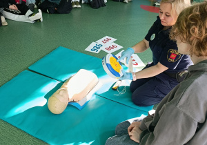Funkcjonariusz Straży Miejskiej prowdzi zajecia z uczniami