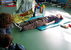 Uczeń leżący na podłodze w czasie zajęć