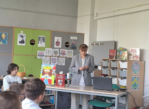 Profesor Anna Kowalska-Pietrzak prowadzi spotkanie dla uczniów