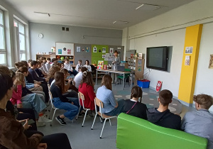 Uczniowie podczas spotkania z panią prof. Anną Kowalską-Pietrzak