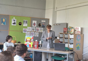 Profesor Anna Kowalska-Pietrzak prowadzi spotkanie dla uczniów