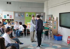 Profesor Anna Kowalska-Pietrzak wręcza uczniom nagrody