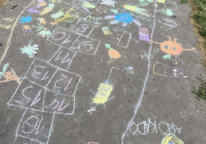 Praca wykonana kredą przez uczestników pikniku