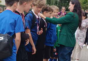 Pani Prezydent Małgorzata Moskwa-Wodnicka wręcza medale młodym sportowcom