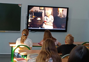 Uczniowie oglądają nagranie