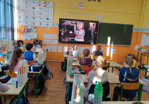 Uczniowie oglądają nagranie